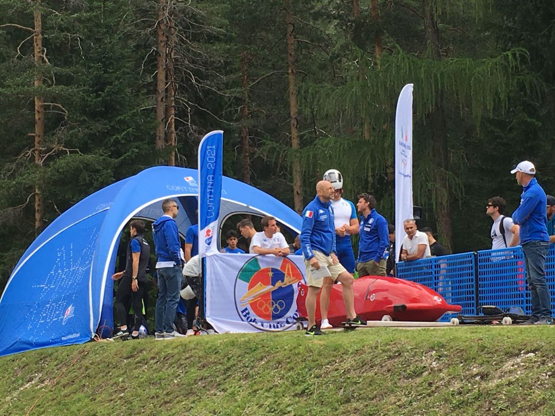 La zona di partenza del pistino è situata in piano poi una volta partita gli atleti iniziano una leggera e costante discesa che simula sul tartan le condizioni di partenza di una vera competizione di bob e skeleton