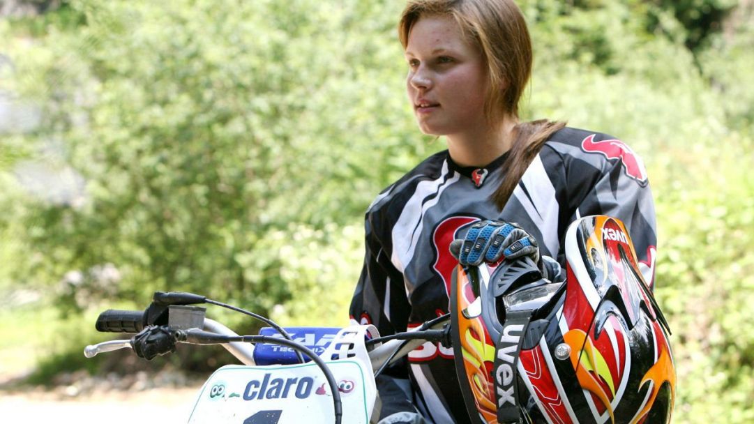 E le ragazze? Non stanno a guardare...
Tra le donzelle l'atleta che più di ogni altra ha manifestato la sua passione per le due ruote è l'austriaca Anna Veith. Eccola immortalata agli albori della carriera in sella ad una moto da cross...