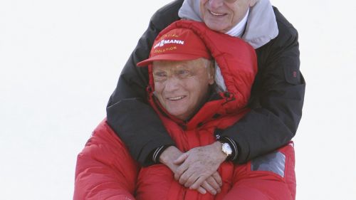 Niki Lauda e Bernie Ecclestone insieme in una delle tante manifestazioni di contorno nel weekend della libera di Kitzbuhel
