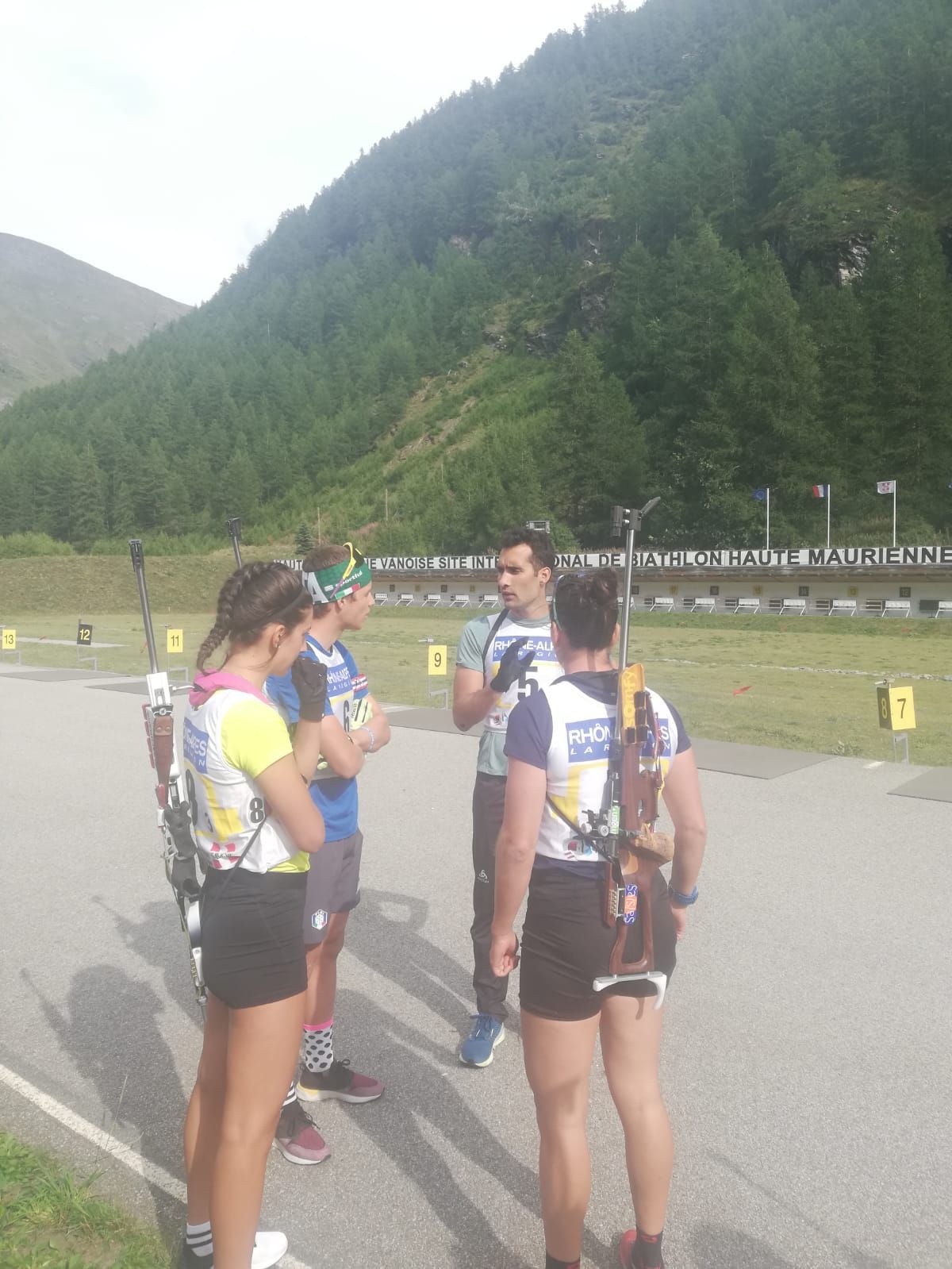 La nazionale junior di biathlon si trova a Bessans in Francia per un collegiale. In questi giorni gli azzurrini si sono potuti allenare con la nazionale francese A di biathlon capitanata da sua maestra Martin Fourcade e hanno anche potuto gareggiare assieme al fuoriclasse transalpino in una competizione di biathlon estivo.