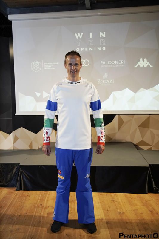 Sono state presentate nella serata di gala di sabato 12 ottobre in occasione del Festival dello Sport di Trento le nuove divise delle nazionali azzurre delle discipline invernali. Giacca bianca con maniche a strisce azzurre e verdi-rosse con pantaloni azzurri, questo l'outfit 2019-2020 della squadra italiana di snowboard.
Credit: Pentaphoto