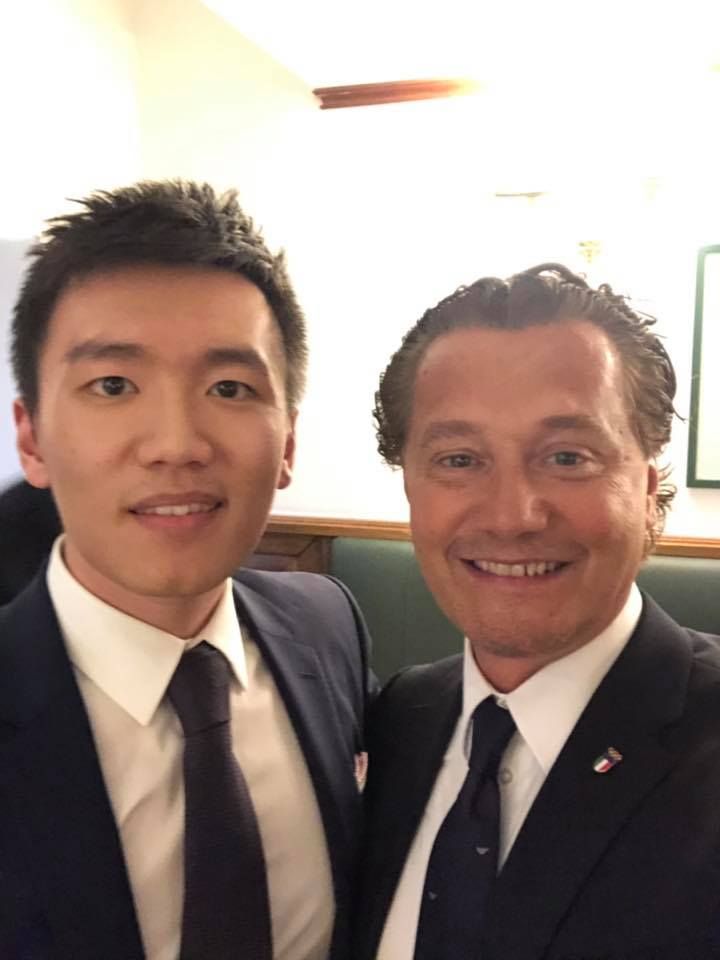 Anche il giovane presidente dell'Inter, il cinese Steven Zhang,  si è schierato dalla parte della candidatura italiana. Eccolo immortalato al fianco del Sindaco di Cortina Giampietro Ghedina