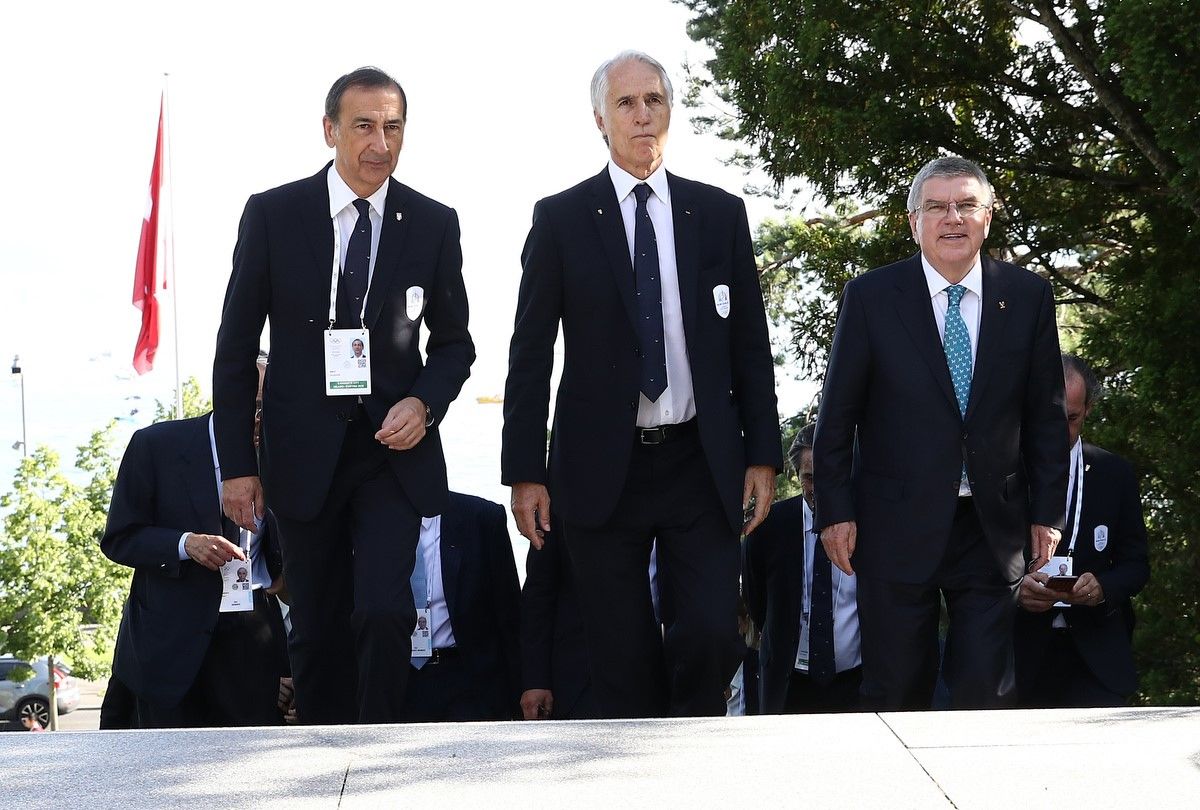 Quest'oggi c'è stato un primo incontro tra le delegazione italana ed il Presidente del Cio. Nella foto Bach (a destra) passeggia con Malagò ed il Sindaco di Milano Sala