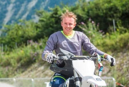 Grandi rivali in pista e grandi appassionati di moto. 
Al pari di Hirscher anche il norvegese Henrik Kristoffersen è un fanatico del motocross. Lo scandinavo fin da bambino ha praticato questo sport e spesso sui social non lesina a pubblicare foto spettacolari che ritraggono in sella alla sua Husqvarna