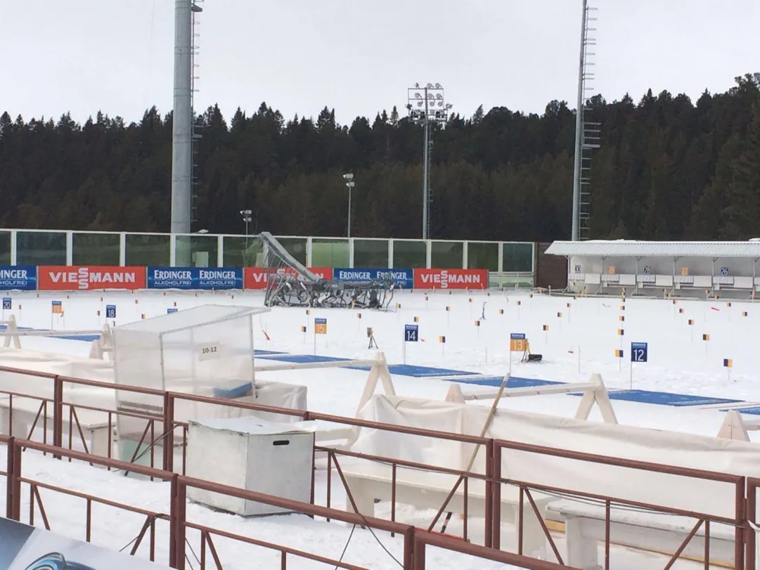 Un riflettore cade sul poligono di Khanty-Mansiysk, mass start a rischio