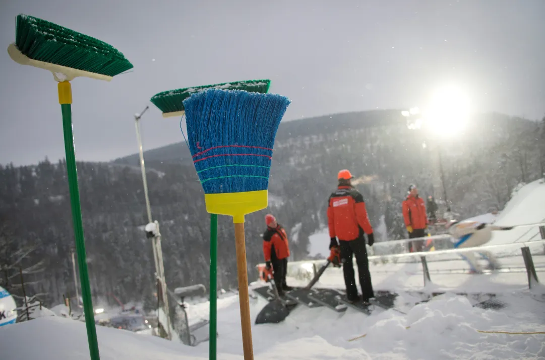Troppa neve, rinviata a domani la gara maschile individuale di salto