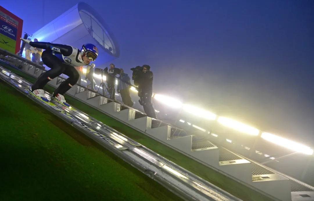 La Slovenia vince un team event dimezzato a Klingenthal