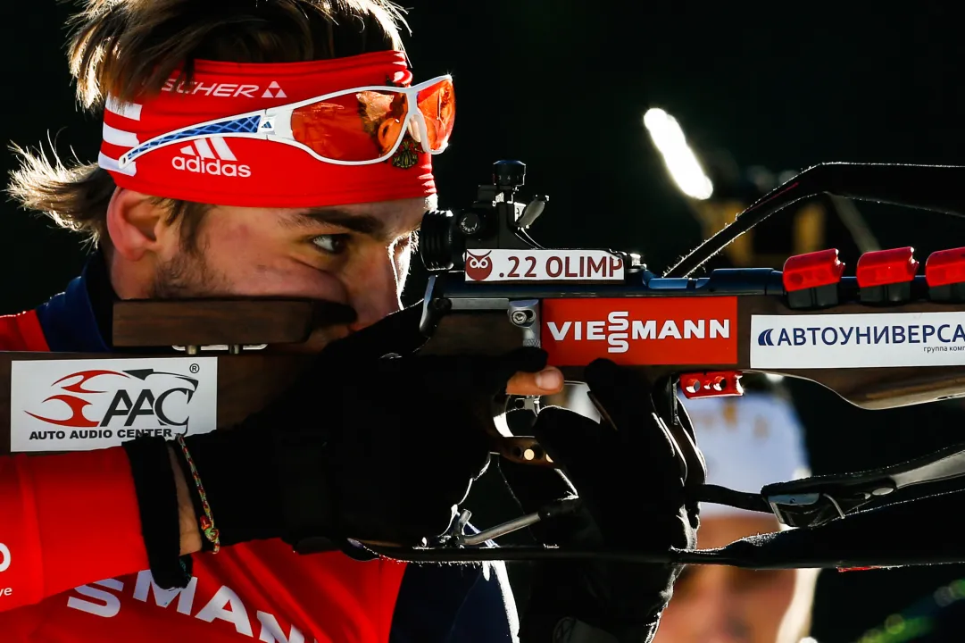 Anton Shipulin vince tra le polemiche la mass start di Pokljuka. Fourcade torna pettorale giallo