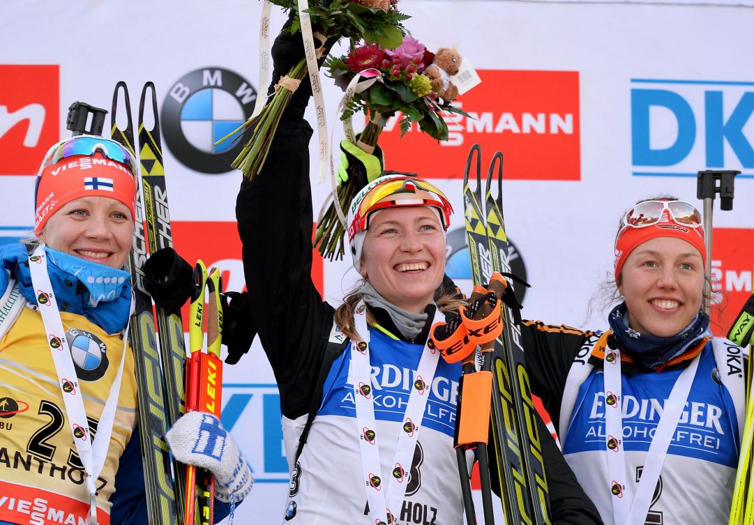 Darya Domracheva vince la sprint di Anterselva davanti a Kaisa Mäkäräinen. Karin Oberhofer 5^