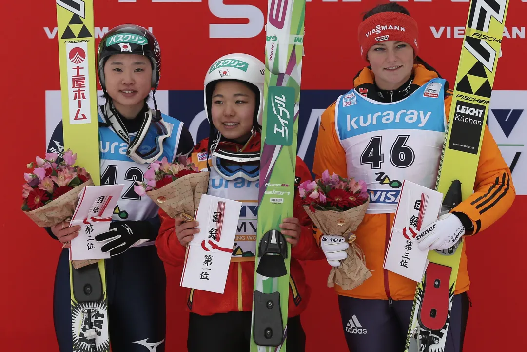 A Zao Sara Takanashi vince anche cadendo! Si infiamma la corsa all'ultimo pettorale per Sochi