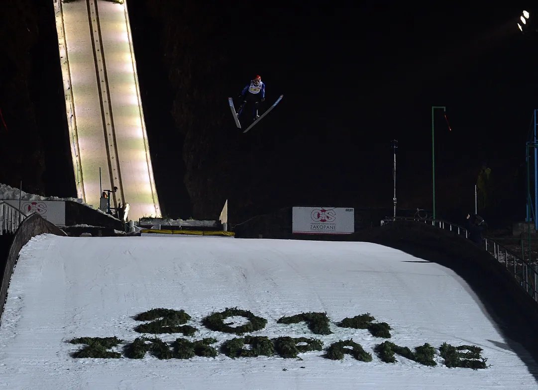 Vince Bardal, ma l'incapacità di gestire la gara trasforma Zakopane in farsa