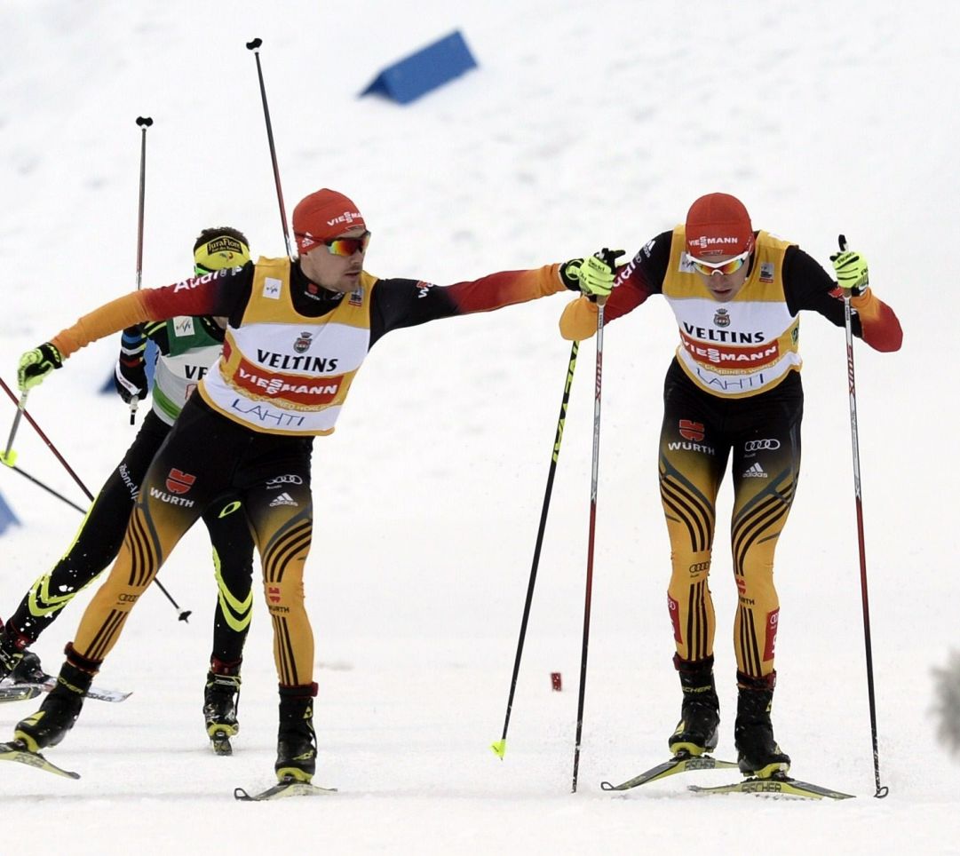 Johannes Rydzek e Fabian Rießle vincono la team sprint di Lahti dopo il ritiro norvegese