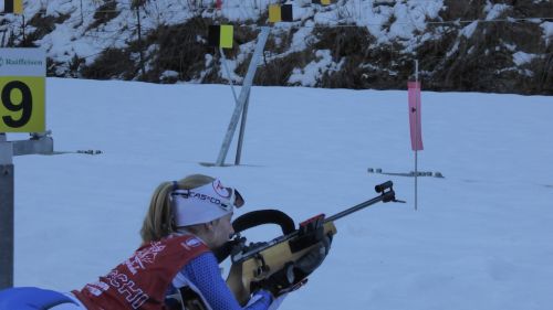 Anton Shipulin vince tra le polemiche la mass start di Pokljuka. Fourcade torna pettorale giallo