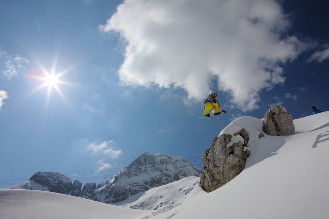 Sella Nevea: Sciare tra Italia e Slovenia con un unico skipass, immersi nelle selvagge e spettacolari Alpi Giulie