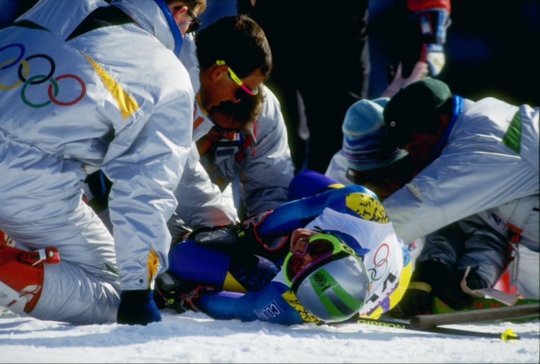 Dopo l'urlo, il dolore di Deborah che viene prontamente soccorsa in pista