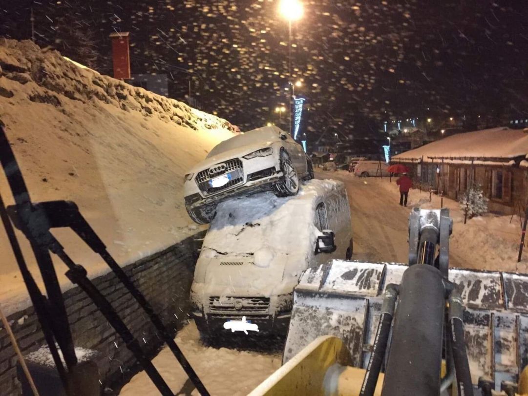 Che paura per Sofia Goggia: incidente stradale al Sestriere, l'olimpionica finisce sopra un furgone ma per fortuna è illesa