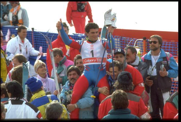Alberto Tomba viene portato in trionfo dopo la vittoria nel gigante delle Olimpiadi Calgary 1988. Fu il primo oro olimpico per il campione bolognese