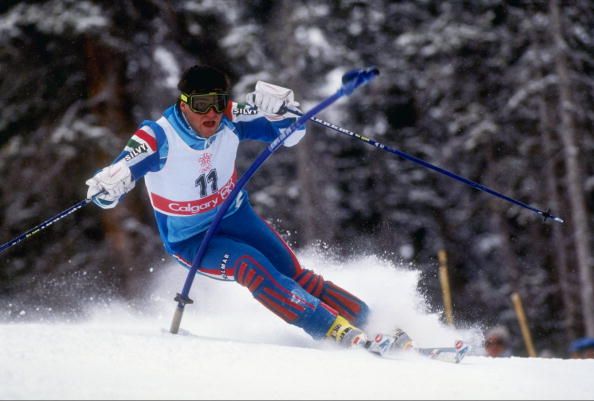 Alberto Tomba in azione nello slalom speciale delle Olimpiadi di Calgary 1988. Per il campione bolognese quell'edizione dei Giochi Olimpici fu davvero speciale, dal momento che dopo la vittoria in gigante ottenne pure l'oro nello slalom