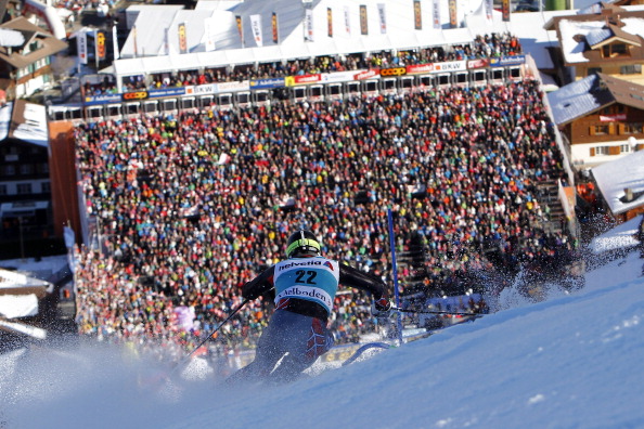 Andre Myhrer pesca il pettorale 1 nello slalom di Adelboden. Numero 3 per Kristoffersen, 4 Gross, 5 Moelgg e 6 Hirscher