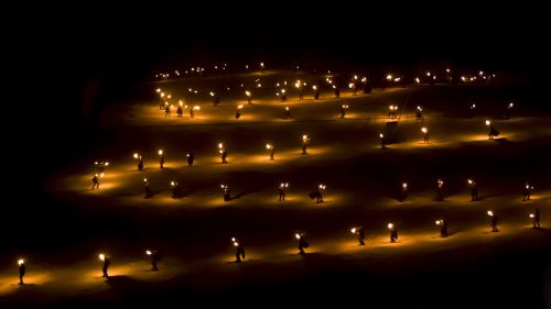 Fiaccolata del Monte Lussari 2024: la magia della neve e il calore del fuoco in un'atmosfera da fiaba