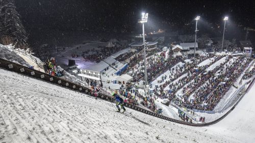 Mikaela Shiffrin comanda la prima manche dello slalom in notturna di Flachau