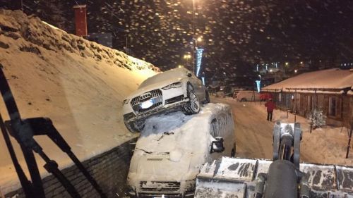 Che paura per Sofia Goggia: incidente stradale al Sestriere, l'olimpionica è finita con la sua auto sopra un furgone ma fortunatamente è uscita illesa