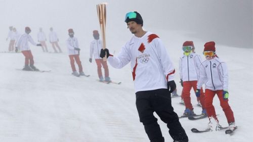 La torcia olimpica di tokyo 2020 scende sugli sci in compagnia del freestyler sho endo