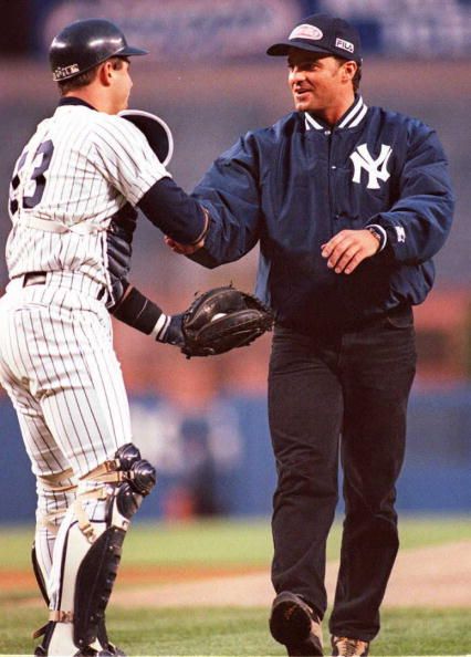 La celebrità di Tomba non era limitata unicamente ai confini nazionali. Alberto era una vera e propria star acclamata in tutto il mondo. Eccolo in questa foto prima di una partita di baseball dei New York Yankees