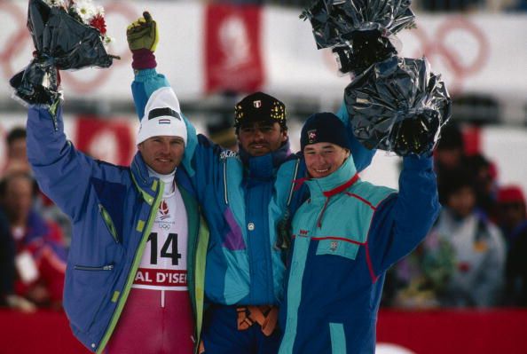 Alberto Tomba festeggia sul gradino più alto del podio il suo successo in gigante alle Olimpiadi del 1992