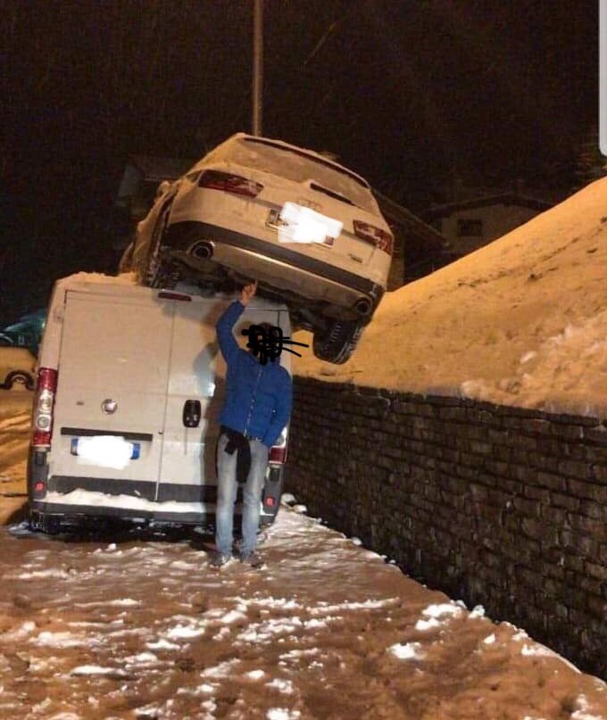 Che paura per Sofia Goggia: incidente stradale al Sestriere, l'olimpionica finisce sopra un furgone ma per fortuna è illesa