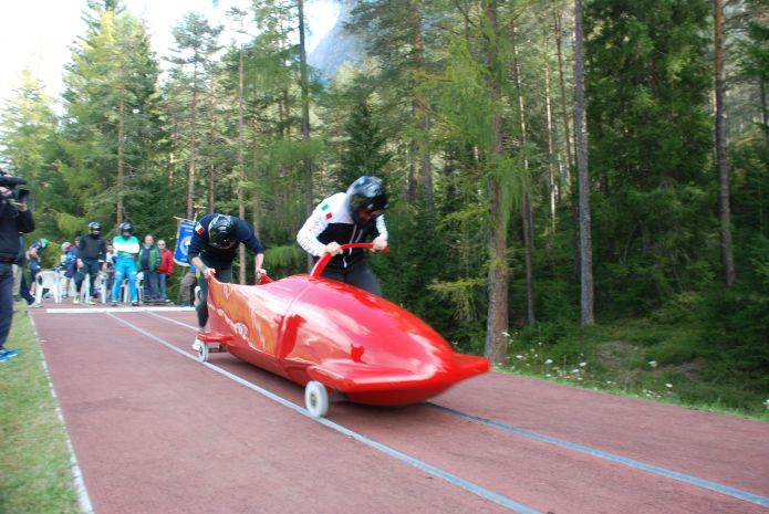 Caruso-Variola vincono a sorpresa gli italiani di spinta di Cortina. Nel quattro successo di Fontana