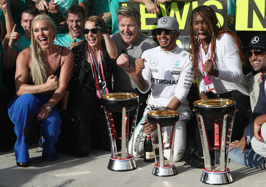 Assente a Sölden Lindsey Vonn fa festa in Formula 1 con Hamilton e la Reb Bull