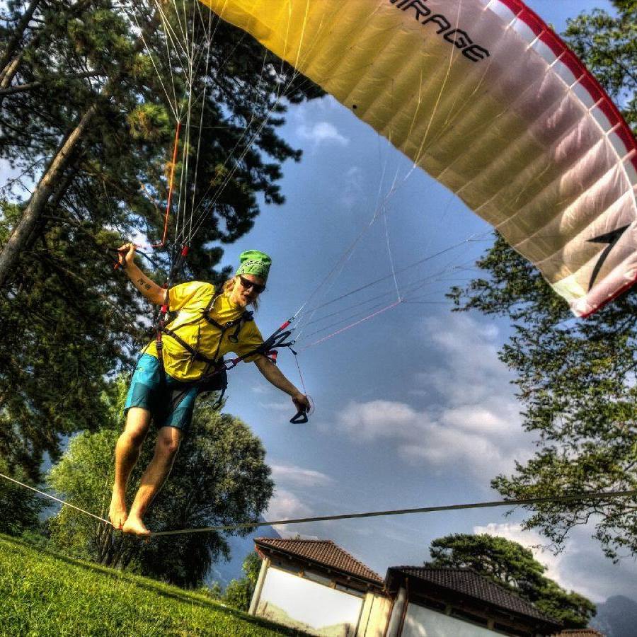 A 28 anni in un incidente in parapendio muore Armin Holzer funambolo dello slacklining