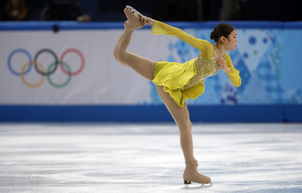 Yuna Kim precede di un soffio Adelina Sotnikova e Carolina Kostner nel corto olimpico. Disastro Asada