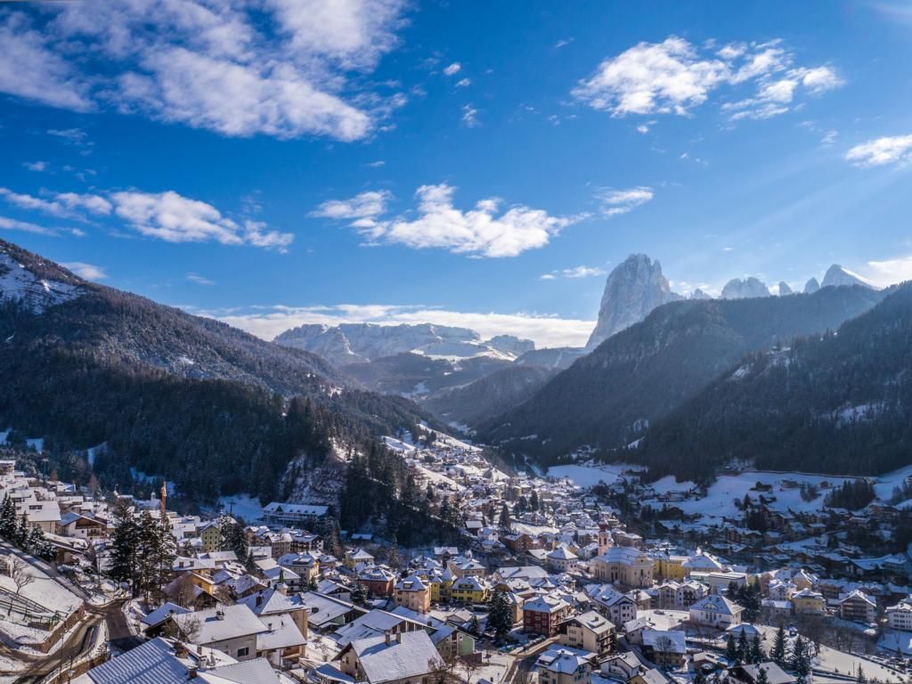 Rinomato per le sue artistiche sculture in legno e la bellissima zona pedonale con negozi e bar, questo idillico angolo della Val Gardena offre anche una grande varietà di proposte per il tempo libero.

Una vacanza a Ortisei è come un viaggio nel tempo. E, non da ultimo, una stuzzicante tentazione per gli amanti della buona tavola.

www.valgardena.it