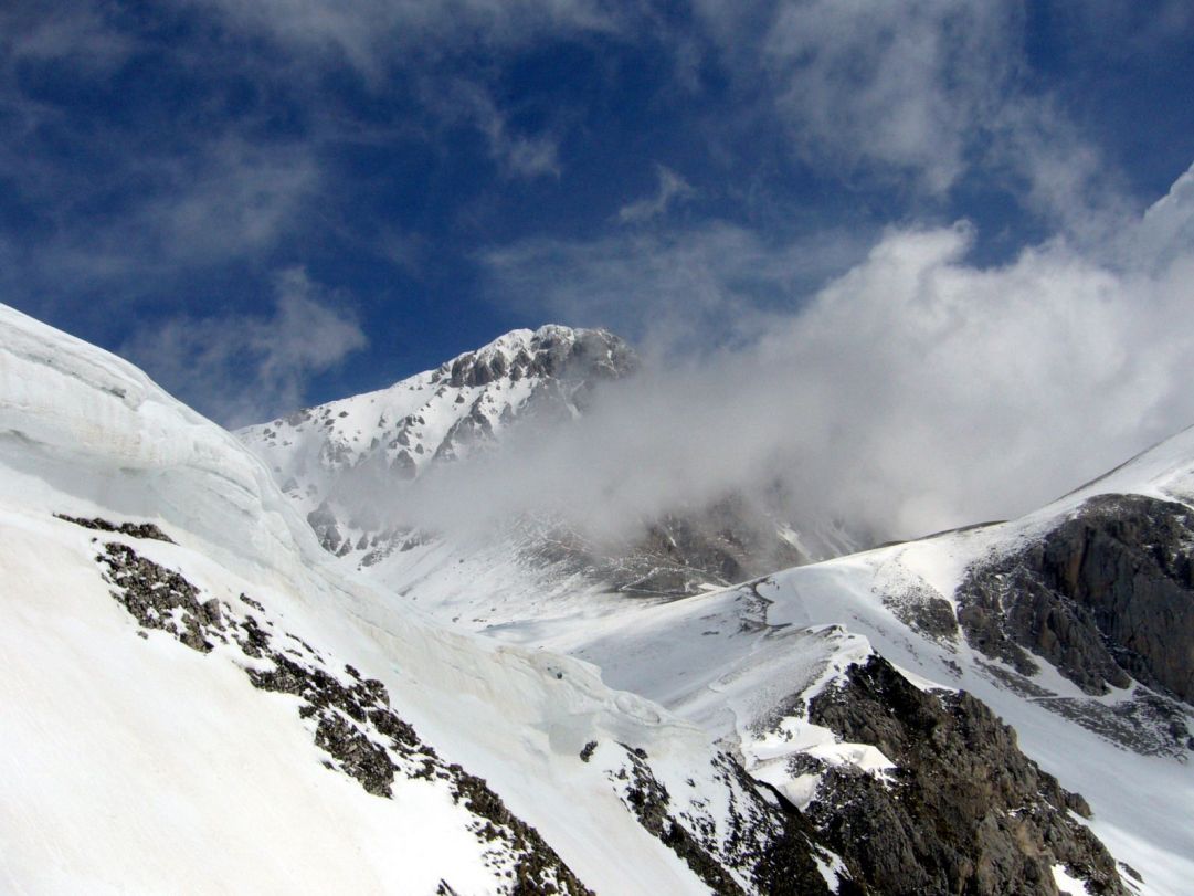 salendo dalla sella si arriva al monte aquila da dove si attacca la via per la cima del corno grande