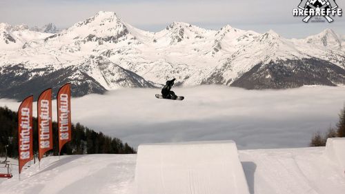 F di freestyle allo snowpark Areaeffe di Pila