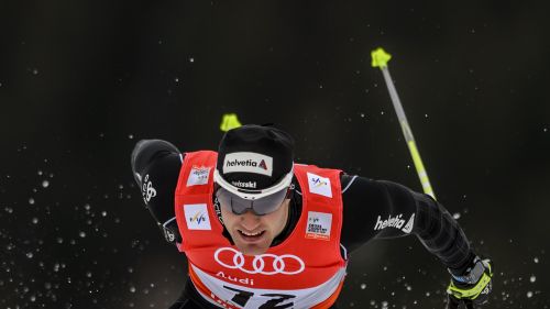Un Dario Cologna in forma smagliante vince agilmente il prologo del Tour de Ski
