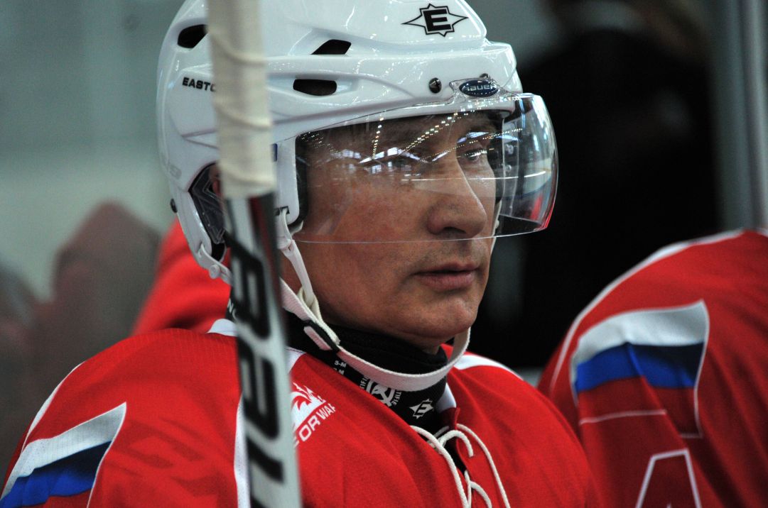 Vladimir Putin festeggia il suo compleanno giocando a Hockey