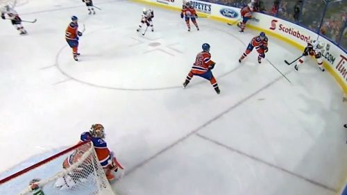 Frolik completa il suo hat trick da un angolo impossibile