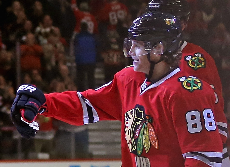 NHL - Patrick Kane batte 26 con un assist contro i Canucks