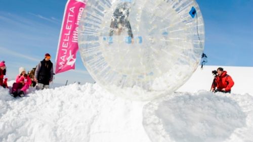 L'ultima frontiera della montagna: giù per le piste innevate con una sfera in pvc