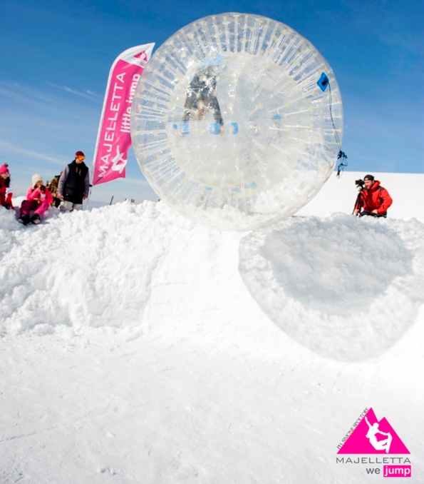 L'ultima frontiera della montagna: giù per le piste innevate con una sfera in pvc