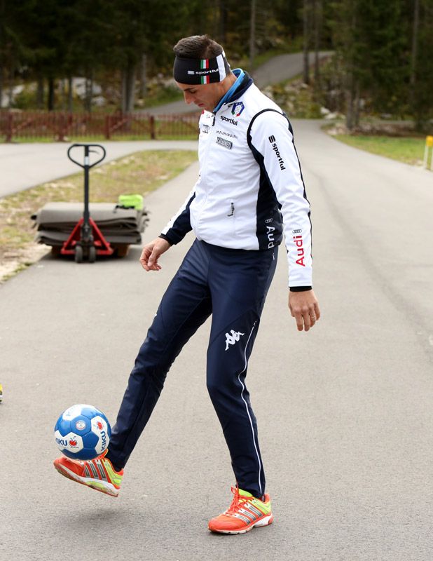 Nei momenti di pausa il buon Cioffi si diletta con il pallone...