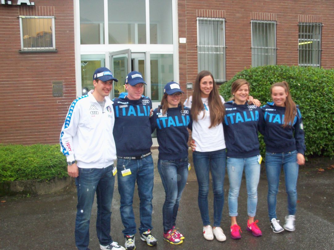 I 6 azzurri intervenuti allo stabilimento Fiocchi di Lecco. Da sinistra verso destra Dominik Windisch, Lukas Hofer, Karin Oberhofer, Lisa Vittozzi, Nicole Gontier, Dorothea Wierer