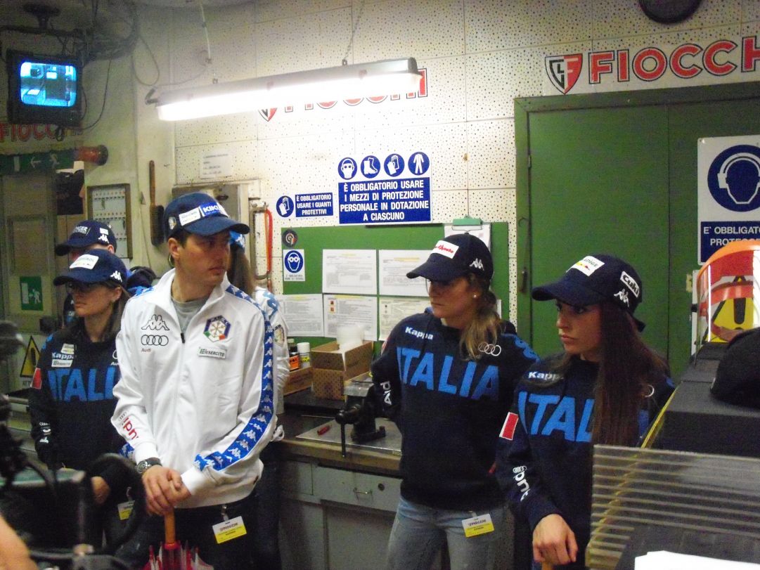 Ci si avvicina all'armeria e gli azzurri sono particolarmente impressionati dalla presentazione...