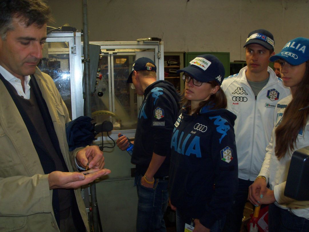 Karin Oberhofer, Dominik Windisch e Lisa Vittozzi ascoltano la spiegazione del direttore tecnico Costantino Fiocchi riguardo la struttura dei proiettili calibro 22. Lukas Hofer invece sembra molto più interessato alla 