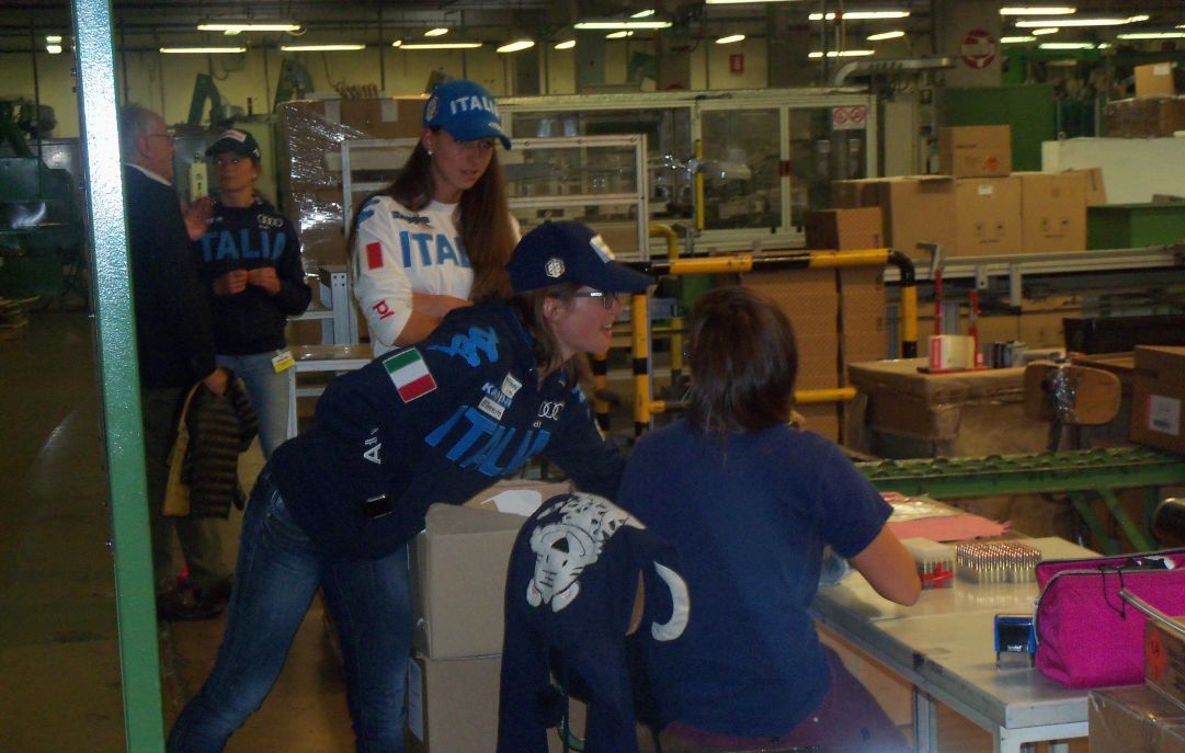 Lisa Vittozzi e Karin Oberhofer restano impressionate dal lavoro meticoloso di un'operaia addetta ai controlli sui proiettili calibro 762. L'80% dei dipendenti Fiocchi sono donne