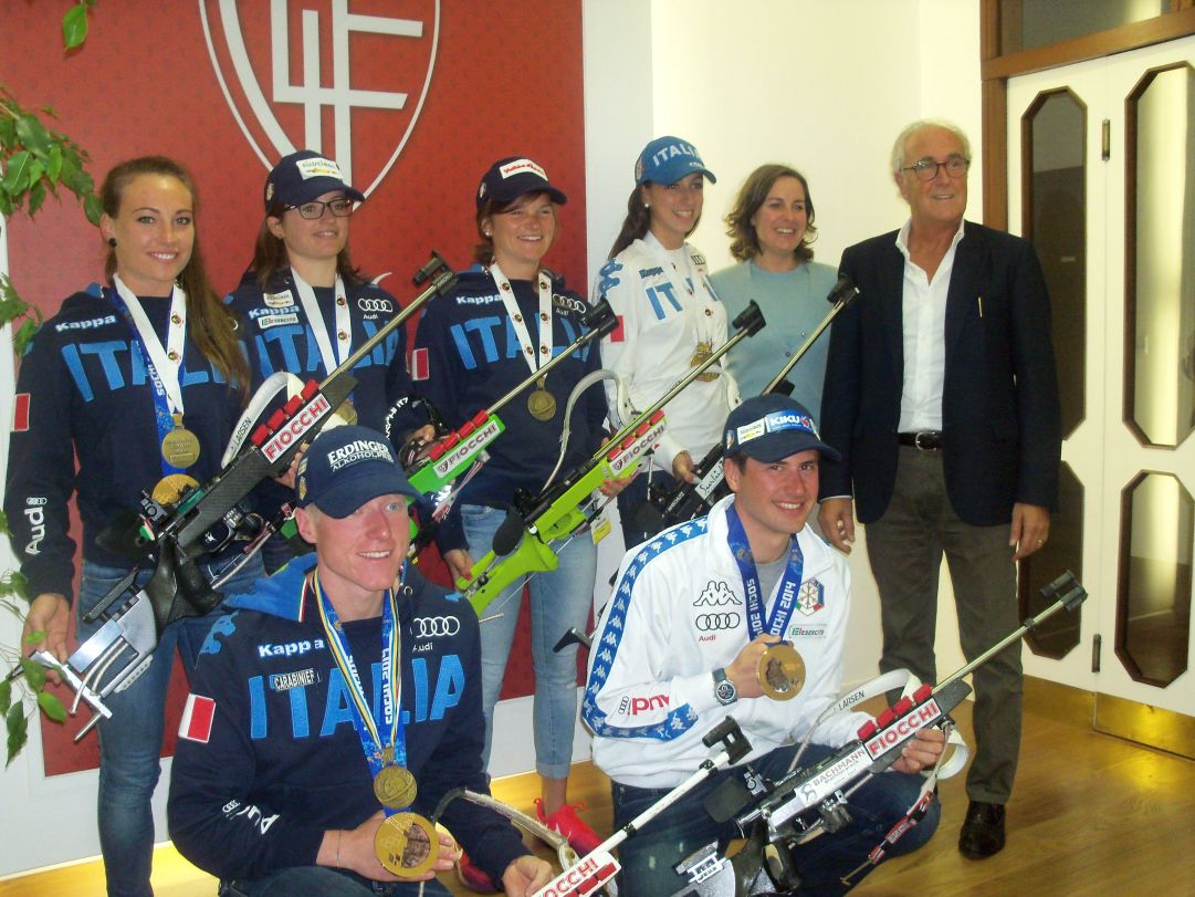 Foto di gruppo a fine visita. I 6 azzurri intervenuti assieme alla responsabile marketing della Fiocchi e al direttore commerciale Marzio Maccacaro