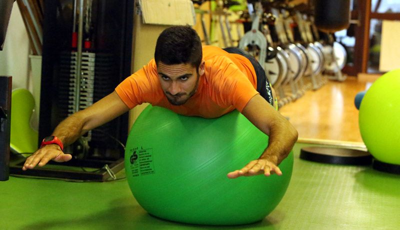 Pietro invece preferisce usare la Swiss Ball per emulare superman